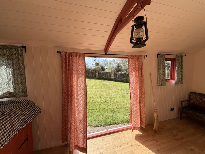 Cosy seating in the hut with views over the lawn
